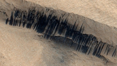 火星、隕石の塵の崩落後に奇妙な「バーコード」を発見