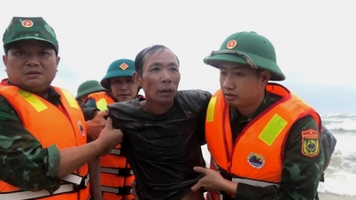 ជួយសង្គ្រោះអ្នកនេសាទ ៨ នាក់នៅលើទូកនេសាទដែលលិចដោយរលកនៅមាត់ទន្លេ Nhat Le