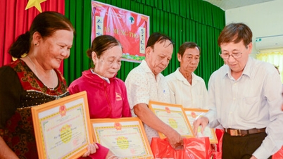 ពិធីខួបកំណើតដ៏ឧឡារិកសម្រាប់មនុស្សចាស់ 120 នាក់។