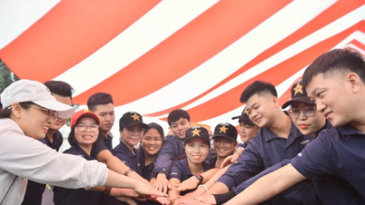 When tug of war becomes a big festival for students and young workers