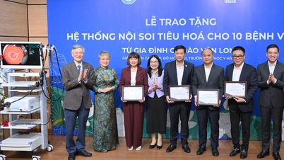 อาจารย์แพทย์บริจาคเครื่องส่องกล้องทางเดินอาหารทันสมัย ​​10 เครื่องให้โรงพยาบาล