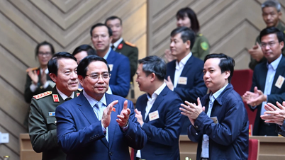 [Foto] Perdana Menteri Pham Minh Chinh menghadiri persidangan untuk mengkaji satu tahun mengerahkan pasukan untuk mengambil bahagian dalam melindungi keselamatan dan ketenteraman di peringkat akar umbi.