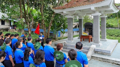 គណៈប្រតិភូឃោសនា និងសារព័ត៌មានរបស់ទីក្រុងហូជីមិញ អុជធូបនៅអាស័យដ្ឋានក្រហមនៃសារព័ត៌មានបដិវត្តន៍។