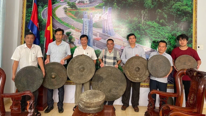 ប្រជាពលរដ្ឋ​យក​គង​គង​អាយុ​២០០​ឆ្នាំ​ជូន​ឃុំ​អៀ​ដោម