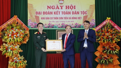 Leiders van het Provinciaal Militair Commando woonden de Grote Eenheidsdag bij in het dorp Son Tien