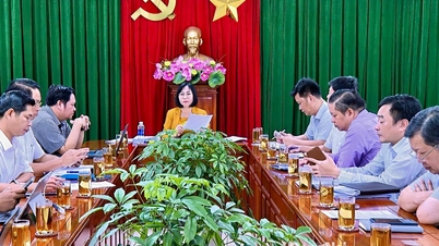 ທ່ານ​ນາງ​ຮອງ​ປະ​ທານ​ຄະ​ນະ​ກຳ​ມະ​ການ​ປະ​ຊາ​ຊົນ​ແຂວງ ຫງວຽນ​ທິ​ຮົ່ງ ໄດ້​ເຮັດ​ວຽກ​ກັບ​ພະ​ແນກ​ກະ​ສິ​ກຳ ແລະ ສິ່ງ​ແວດ​ລ້ອມ​ກ່ຽວ​ກັບ​ມະ​ຕິ​ສະ​ເໜີ​ຕໍ່​ສະ​ພາ​ປະ​ຊາ​ຊົນ.