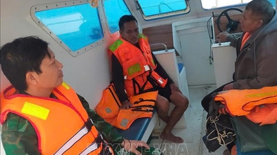 إنقاذ 3 صيادين من قارب صيد غارق في البحر