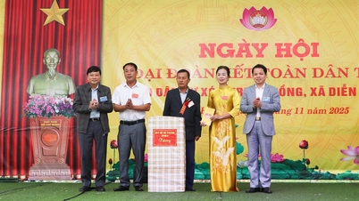 Chairman of the Provincial People's Committee Le Hong Vinh attended the National Great Unity Day at Trung Hong residential area, Dien Chau commune