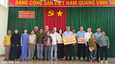 គណៈកម្មាធិការអចិន្ត្រៃយ៍បក្សខេត្ត និងគណៈប្រតិភូរដ្ឋសភាខេត្ត បានចុះសួរសុខទុក្ខ និងឧបត្ថម្ភប្រជាពលរដ្ឋដែលរងផលប៉ះពាល់ដោយខ្យល់ព្យុះលេខ១៣ នៅឃុំ Xuan Lanh។