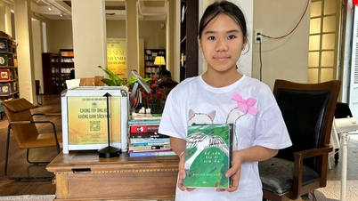 បរិច្ចាគសៀវភៅដល់សិស្សានុសិស្សនៅតំបន់រងគ្រោះដោយទឹកជំនន់នៃទីក្រុង Hue