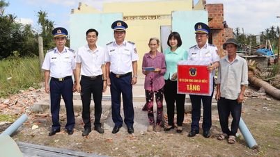 Bộ Tư lệnh Vùng Cảnh sát biển 2 thăm, tặng quà người dân bị thiệt hại do bão tại xã Bình Hiệp