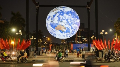 Model Bumi yang "terbang" di ruang Danau Barat menarik minat kaum muda di Hanoi