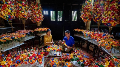 Zažijte „papírové květiny Thanh Tien – malby z vesnice Sinh“ z Hue v Nghe An