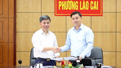 ប្រគល់​ឯកសារ​បោសសម្អាត​ទីតាំង​គម្រោង​វិនិយោគ​សាងសង់​ផ្លូវដែក Lao Cai - Hanoi - Hai Phong