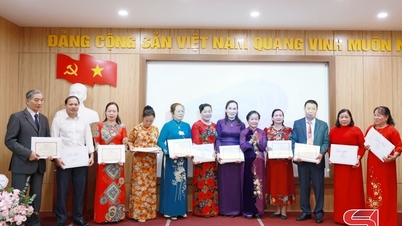 Möte med framstående före detta lärare på Vietnams lärardag