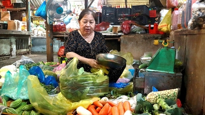 ភ្លៀងធ្លាក់ខ្លាំង និងខ្យល់កន្ត្រាក់ តម្លៃបន្លែនៅទីផ្សារទីក្រុងហូជីមិញកើនឡើងយ៉ាងខ្លាំង