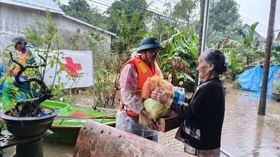 ចូលរួមគាំទ្រប្រជាជន Hue ដើម្បីជម្នះផលវិបាកនៃទឹកជំនន់