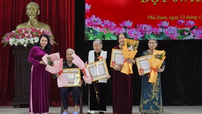 គណៈកម្មាធិការបក្សសង្កាត់ Phu Xuan បានប្រគល់ផ្លាកសញ្ញាបក្សដល់សមាជិកបក្សចំនួន ៣៨នាក់។