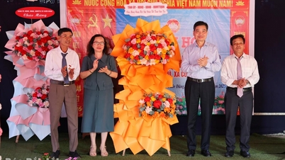 ប្រធានគណៈកម្មាធិការប្រជាជនខេត្ត Ta Anh Tuan ចូលរួមទិវាសាមគ្គីភាពដ៏អស្ចារ្យនៅភូមិ Tan Phu ឃុំ Cuor Dang