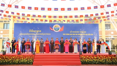 שרי ההגנה של וייטנאם וקמבודיה משתתפים בחנוכת כיתות הפנימייה בבית הספר היסודי בן קאו