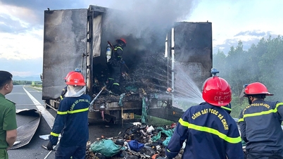 Poštovní vůz s poznávací značkou HCMC vzplál na dálnici Van Phong - Nha Trang