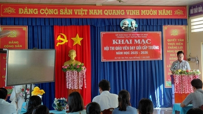 Λύκειο Huynh Phi Hung: Οργάνωση της Τελετής Έναρξης του Διαγωνισμού Εξαιρετικών Εκπαιδευτικών σε Επίπεδο Σχολείου για το σχολικό έτος 2025-2026