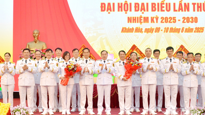 Kvinnelig foreleser i anvendt kjemi i marinen