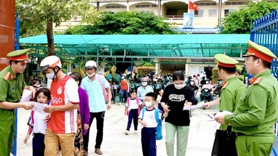 La policía y las escuelas unen fuerzas para combatir la violencia escolar.
