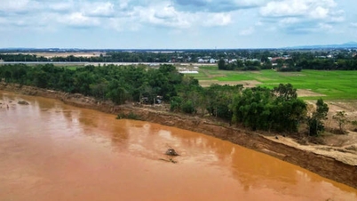 역사적인 홍수 이후 Thu Bon과 Vu Gia 강에 위태롭게 균형을 이루고 있는 주택