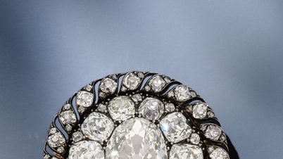 Chiếc ghim cài kim cương của Napoléon được bán đấu giá hơn 4,4 triệu USD