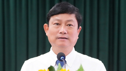 នាព្រឹកថ្ងៃទី១៤ ខែវិច្ឆិកា ក្រុមប្រឹក្សាប្រជាជនទីក្រុងហូជីមិញបានជួបប្រជុំជាមួយខ្លឹមសារសំខាន់ៗជាច្រើន រួមទាំងការងារបុគ្គលិកផងដែរ។