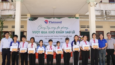 Att ge gåvor för att stödja studenter i översvämmade områden i Thuong Duc kommun
