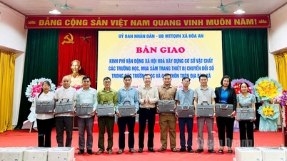 Handing over digital transformation and teaching equipment to schools and villages in Hoa An commune