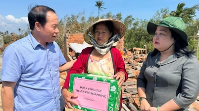 Sekretarz partii miejskiej Hai Phong Le Tien Chau odwiedza mieszkańców dotkniętych burzą w gminie Xuan Canh