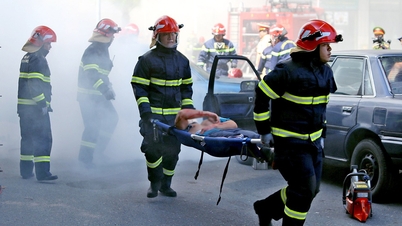 Bir apartmanda 3 binden fazla kişi yangın söndürme ve kurtarma tatbikatı yaptı.