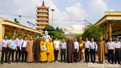Dong Thap eyaletinin liderleri, İl Budist Sangha Yürütme Komitesini ziyaret etti ve onlarla birlikte çalıştı