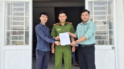 នគរបាល​ឃុំ​បា​ជុច​ជួយ​ប្រជាពលរដ្ឋ​ឲ្យ​ផ្ទេរ​ប្រាក់​ខុស