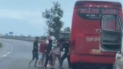 জাতীয় সড়ক ১এ-এর মাঝখানে গাড়ি থামল, অনেক লোক লড়াই করতে লাফিয়ে পড়ল