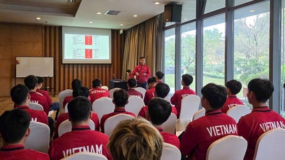 U22 Việt Nam họp chiến thuật trước trận gặp Uzbekistan