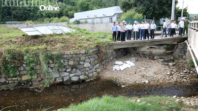 تفقد الوفد العامل الإقليمي عملية المعالجة الفعلية للقمامة وسوائل الرشح في منطقة باك نها ترانج.