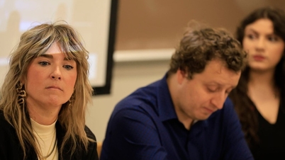 '미국을 다시 위대하게 만들자'라는 발언으로 백인 우월주의자라는 이유로 정직 처분을 받은 여성 강사