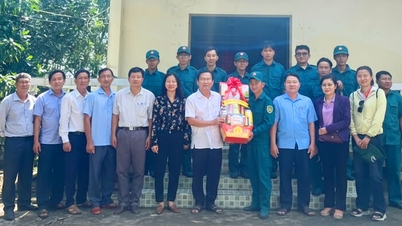 Los líderes del distrito de Vinh Te visitaron los puestos de la milicia en la frontera y les entregaron regalos.