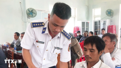 کوسٹ گارڈ سمندری حدود کے تعین میں ماہی گیروں کی رہنمائی کرتا ہے۔