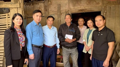 Het geven van geschenken aan families die getroffen zijn door natuurrampen in de wijk Thuc Phan