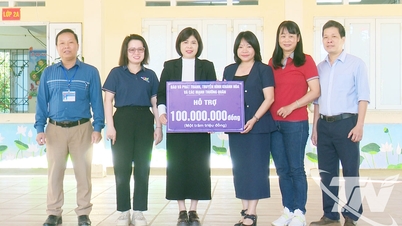 Arbetsdelegation från Khanh Hoa tidning, radio och TV besökte och överlämnade gåvor på thailändska Nguyen