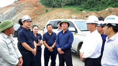 Заместитель министра строительства Нгуен Вьет Хунг осмотрел участок скоростной автомагистрали Хоай Нхон – Куинён.