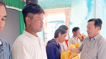 סגן יו"ר מועצת העם של העיר, נגוין קונג טאן, ביקר וחילק מתנות לתושבי קהילת דאק פרינג.