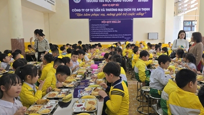 Incident alimentaire insalubre dans une école de Lam Dong : la cantine de l’internat a un nouveau prestataire.