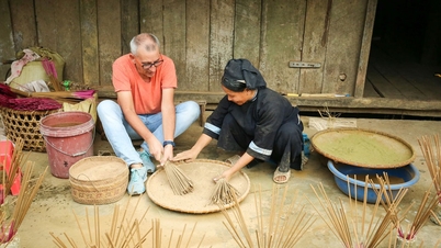 Δυτικοί τουρίστες εξερευνούν ένα χωριό χειροτεχνίας θυμιάματος αιώνα στα υψίπεδα