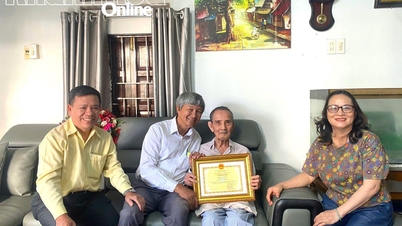 Utdelning av hedersdiplom från utbildningsministern till läraren Huynh Quang Van